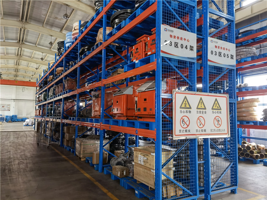 仓储货架并排摆放